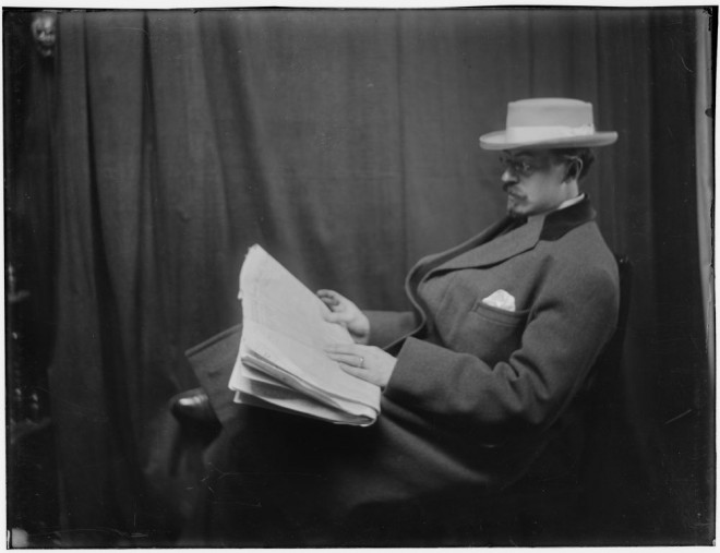 2871173974_111acd6147_o newspaper reader