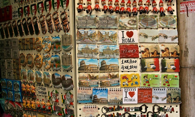 Rome, présentoir de souvenirs, magnets.