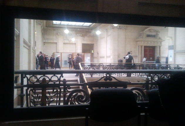 La salle des pas perdus du TGI de paris, vue depuis la fameuse pièce équipée d'un miroir sans tain. CC @manhack / OWNI.fr La salle des pas perdus du TGI de paris, vue depuis la fameuse pièce équipée d'un miroir sans tain. CC @manhack / OWNI.fr